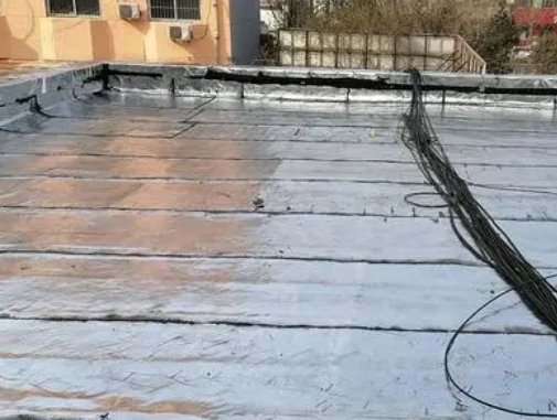 鄂尔多斯市卫生间漏水维修公司分享下鄂尔多斯市屋面楼顶防水刚性防水层施工要点。